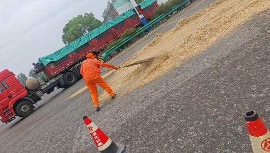 端午期间淮北公路部门全力保通保畅 
高效处置多起突发抛洒事件
