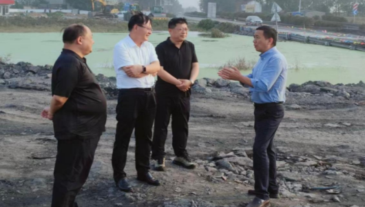 市交通运输局局长王庆江
督导公路塌陷治理工作