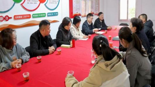 市人大第十一代表小组与市交通运输局
走进四铺人大联系点