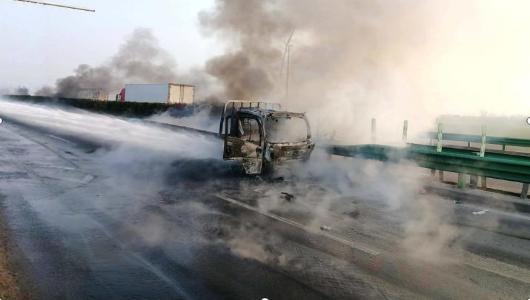 洒水车化身“消防车”紧急扑救自燃车辆