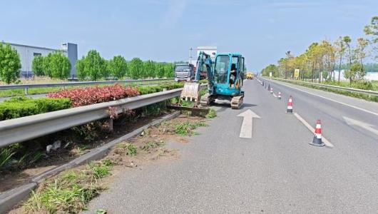 小创新  大效能
—市公路中心直属分中心创新应用小型机械提升养护质效