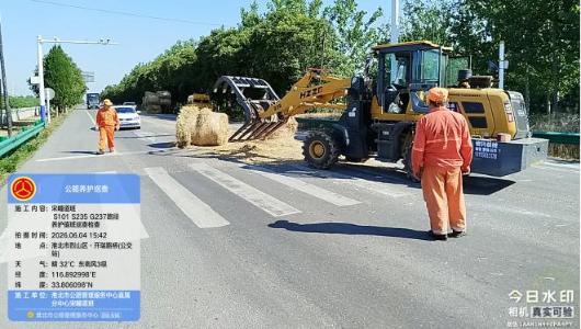 市公路中心直属分中心 紧急处置路口掉落秸秆 快速除险保畅通