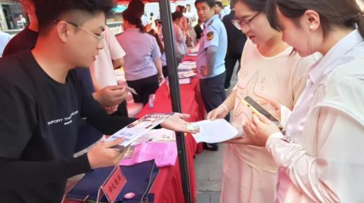 普及安全知识 筑牢交通防线——市交通运输局开展安全生产月主题宣传活动