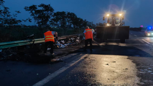 淮北公路濉溪分中心
快速联动处置一起货车起火险情