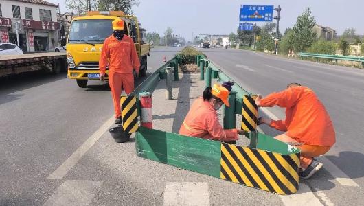 修剪绿植除隐患 畅美公路保通行