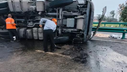 淮北公路部门高效处置两起路面突发险情
